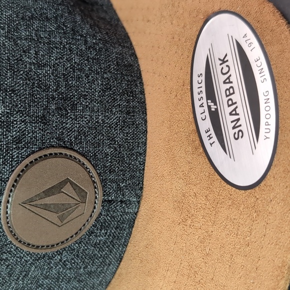 Men's Gray/Tan Quarter Fabric Snapback Hat by Volcom,O/S. - Picture 2 of 10
